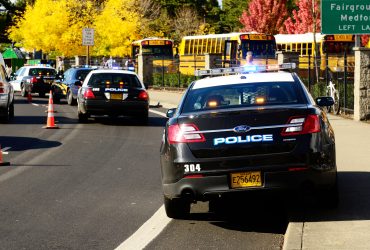 Policejní vozidla při zásahu aktivního střelce na škole. BOP ve škole, školní bezpečnost
